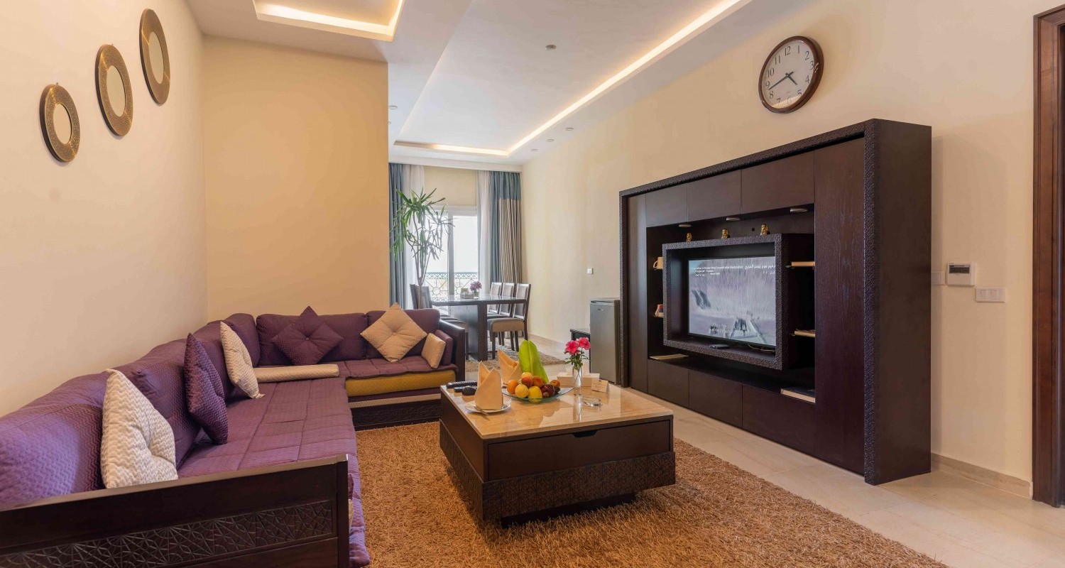 Deluxe-Suite-Beach-sitting